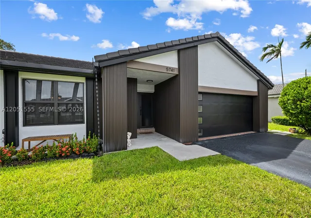 Photo 3 of Single family home for sale at 5741 W Waterford Dr, Davie, FL 33331 | MLS# A12051555 | Listing updated on 2026-09-13