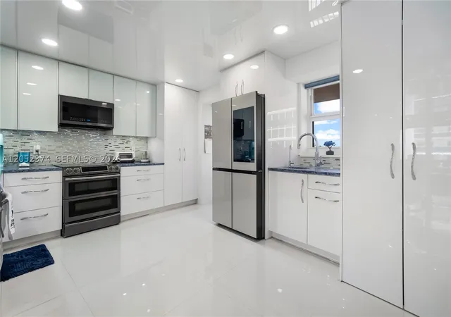 Photo 1 of Condo for sale at 4100 Galt Ocean Dr #404, Fort Lauderdale, FL 33308 | MLS# A12052374 | Listing updated on 2026-09-15