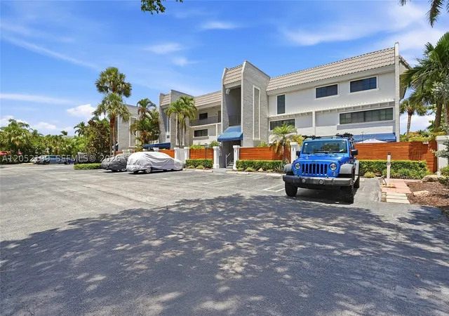 Photo 4 of Condo for sale at 801 Palm Trl #10, Delray Beach, FL 33483 | MLS# A12052199 | Listing updated on 2026-09-23