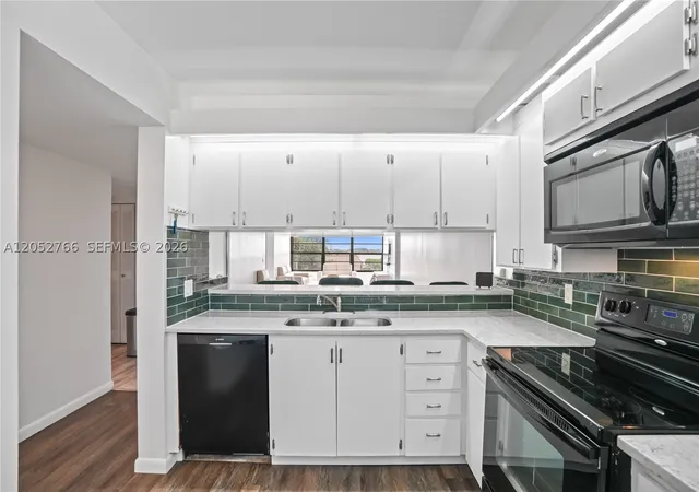 Listing Photo 4 - Condo for sale in building located at 3516 Whitehall Dr, West Palm Beach, FL 33401 - Unit #301