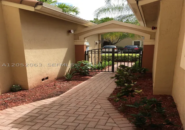 Photo 2 of Townhouse for sale at 4258 Vineyard Cir, Weston, FL 33332 | MLS# A12052063 | Listing updated on 2026-09-04