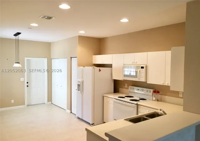 Photo 3 of Townhouse for sale at 4258 Vineyard Cir, Weston, FL 33332 | MLS# A12052063 | Listing updated on 2026-09-04
