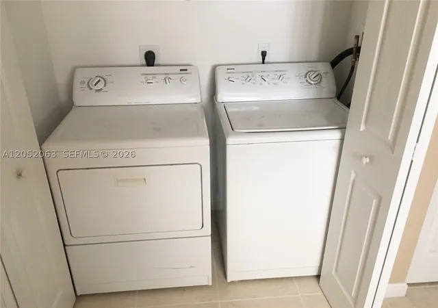 Photo 4 of Townhouse for sale at 4258 Vineyard Cir, Weston, FL 33332 | MLS# A12052063 | Listing updated on 2026-09-04