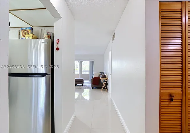 Listing Photo 5 - Condo for sale in Village of Kings Creek Condo E located at 7722 Camino Real, Miami, FL 33143 - Unit #E304
