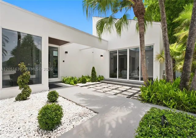 Photo 3 of Mansion for sale at 10420 Sw 64th St, Miami, FL 33173 | MLS# A12051639 | Listing updated on 2026-10-06