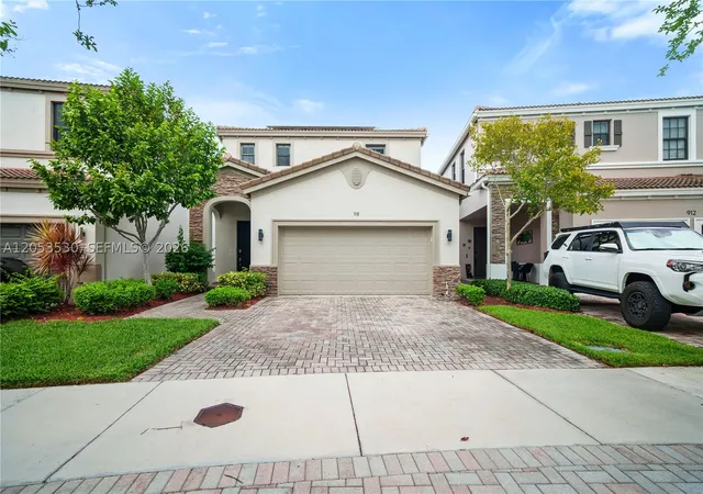 Photo 2 of Single family home for sale at 918 Ne 191st St, Miami, FL 33179 | MLS# A12053530 | Listing updated on 2026-08-31