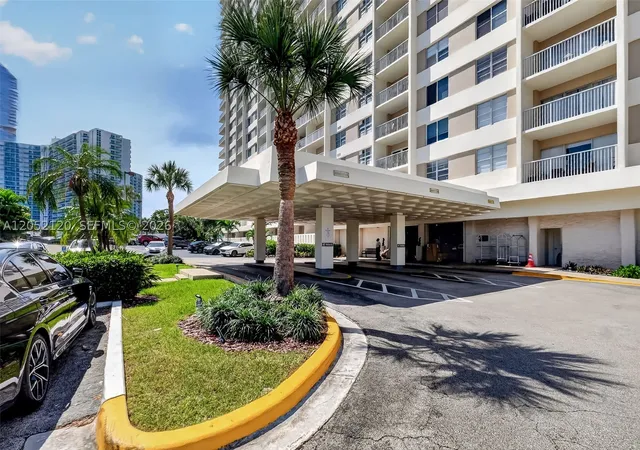 Photo 3 of Condo for sale at 300 Bayview Dr #916, Sunny Isles Beach, FL 33160 | MLS# A12052120 | Listing updated on 2026-09-25