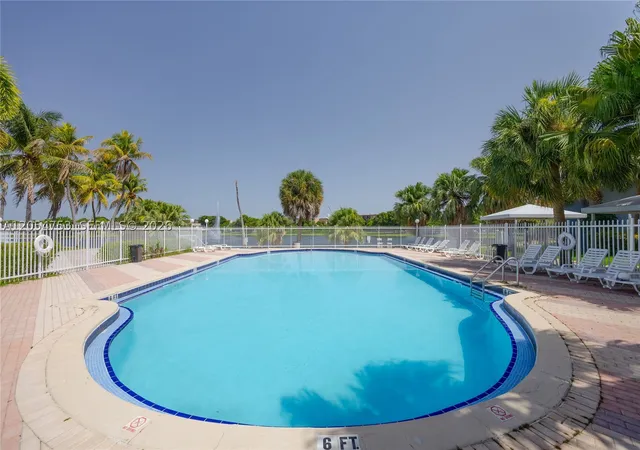 Listing Photo 4 - Condo for sale in building located at 9365 Fontainebleau Blvd, Miami, FL 33172 - Unit #E205