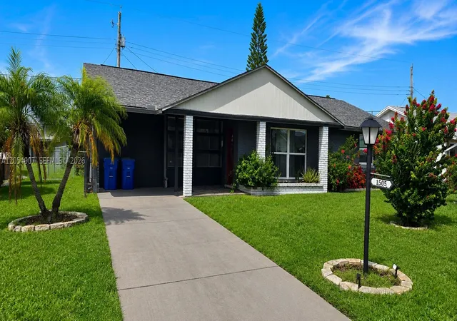 Photo 2 of Single family home for sale at 1505 Arrowhead Dr, Sun City Center, FL 33573 | MLS# A12054907 | Listing updated on 2026-08-27