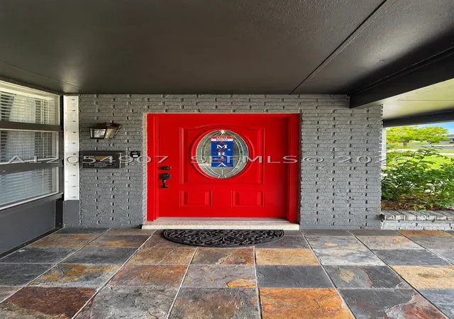 Photo 3 of Single family home for sale at 1505 Arrowhead Dr, Sun City Center, FL 33573 | MLS# A12054907 | Listing updated on 2026-08-27