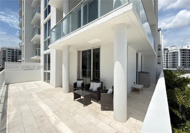 Listing Photo 2 - Condo for sale in building located at 401 N Birch Rd, Fort Lauderdale, FL 33304 - Unit #415