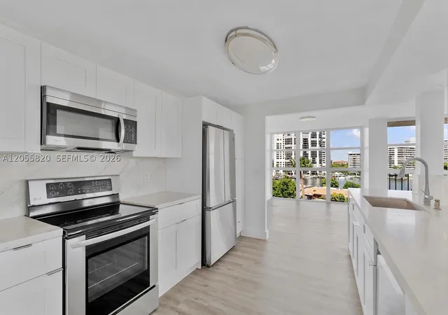 Listing Photo 4 - Condo for sale in building located at 200 Leslie Dr, Hallandale Beach, FL 33009 - Unit #631