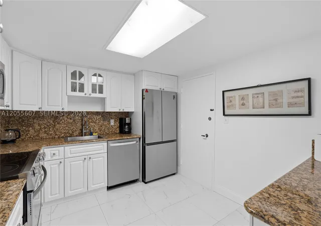 Photo 4 of Sale Pending at 5151 Collins Ave #1027, Miami Beach, FL 33140 | MLS# A12055607 | Listing updated on 2026-09-28