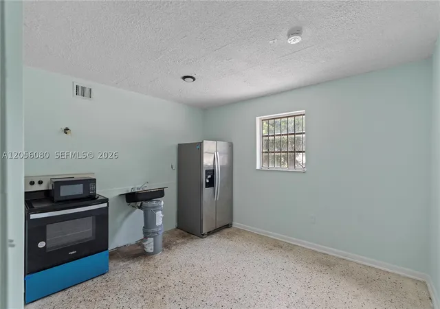 Listing Photo 5 - Condo for sale in building located at 1250 W 26Th Pl, Hialeah, FL 33010 - Unit #108