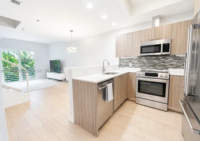 Listing Photo 4 - Condo for sale in building located at 619 Meridian Ave, Miami Beach, FL 33139 - Unit #4