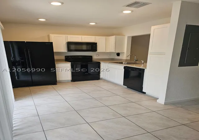 Photo 3 of Townhouse for sale at 561 Ne 5th St, Florida City, FL 33034 | MLS# A12056990 | Listing updated on 2026-09-16
