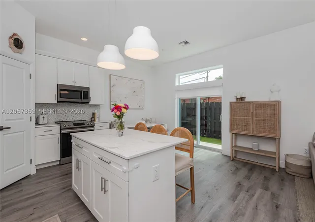 Photo 3 of Townhouse for sale at 1066 Ne 35th St, Oakland Park, FL 33334 | MLS# A12057359 | Listing updated on 2026-09-09