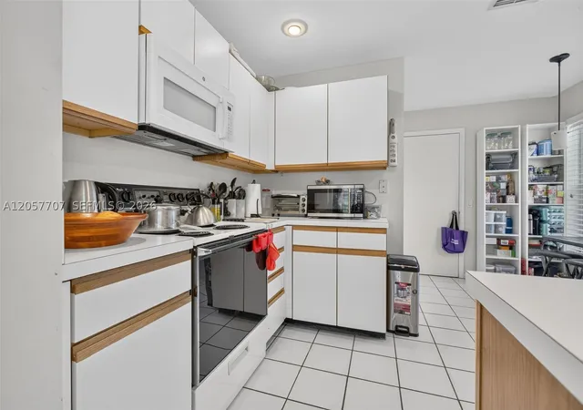 Photo 4 of Sale Pending at 9313 Arborwood Cir, Davie, FL 33328 | MLS# A12057707 | Listing updated on 2026-09-02
