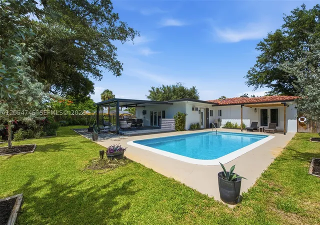 Photo 2 of Single family home for sale at 417 Ne 11th Ave, Pompano Beach, FL 33060 | MLS# A12054746 | Listing updated on 2026-09-01