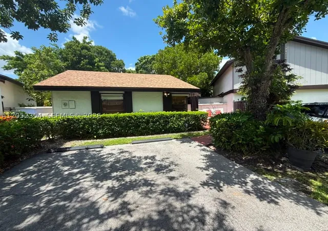 Photo 3 of Single family home for sale at 1470 Flamingo Ct, Pembroke Pines, FL 33026 | MLS# A12052354 | Listing updated on 2026-09-16