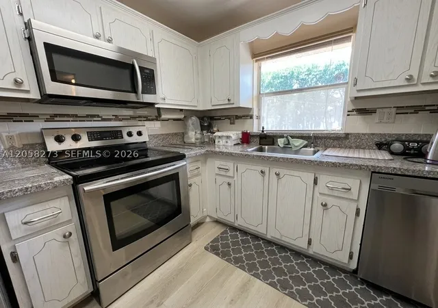 Listing Photo 4 - Condo for sale in building located at 9801 Sunrise Lakes Blvd, Sunrise, FL 33322 - Unit #203