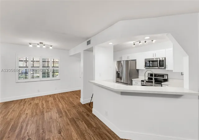 Townhouse for sale at 9005 W Sunrise Blvd #9005, Plantation, FL 33322 | MLS# A12058445