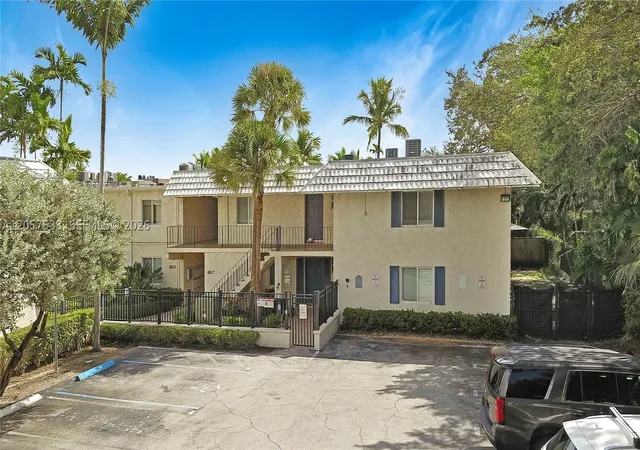 Listing Photo 4 - Condo for sale in building located at 8617 Sw 68Th Ct, Pinecrest, FL 33143 - Unit #24