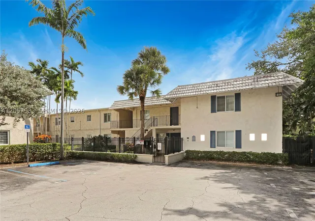 Listing Photo 5 - Condo for sale in building located at 8617 Sw 68Th Ct, Pinecrest, FL 33143 - Unit #24