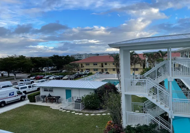 3rd image of 37 Yacht Clb Dr, South Palm Beach, FL 33408