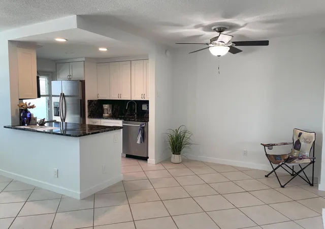 4th image of 37 Yacht Clb Dr, South Palm Beach, FL 33408