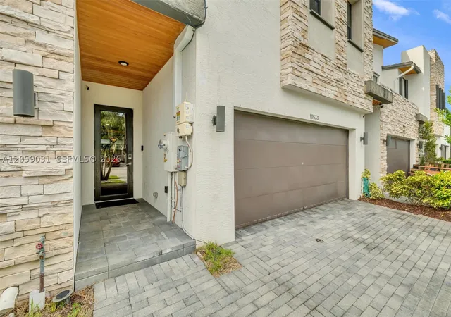 Photo 4 of Townhouse for sale at 10533 Nw 78Th Ter, Doral, FL 33178 | MLS# A12059031 | Listing updated on 2026-10-04