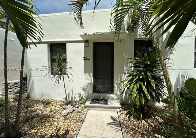 Photo 2 of Sale Pending at 323 Fillmore St #10, Hollywood, FL 33019 | MLS# A12058444 | Listing updated on 2026-09-17