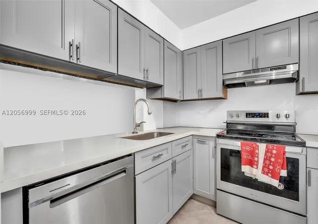 Listing Photo 4 - Condo for sale in building located at 3021 N Oakland Forest Dr, Oakland Park, FL 33309 - Unit #208