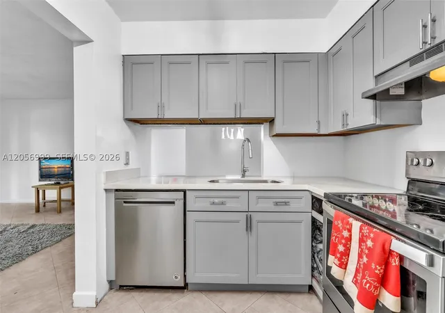 Listing Photo 5 - Condo for sale in building located at 3021 N Oakland Forest Dr, Oakland Park, FL 33309 - Unit #208