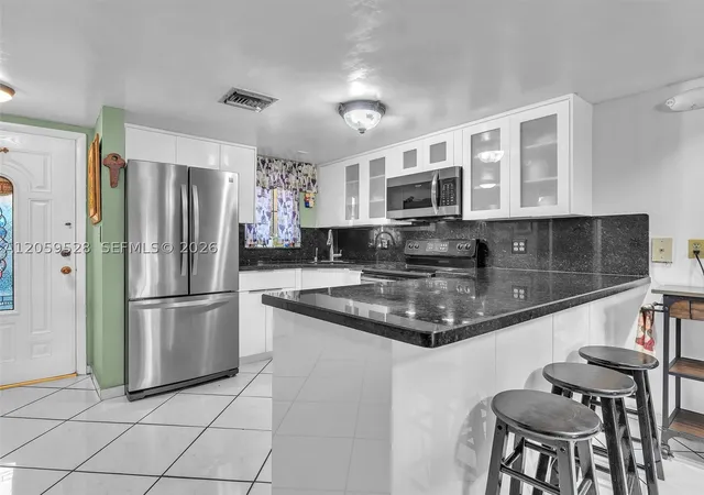 Listing Photo 5 - Condo for sale in building located at 5530 W 26Th Ct, Hialeah, FL 33016 - Unit #102
