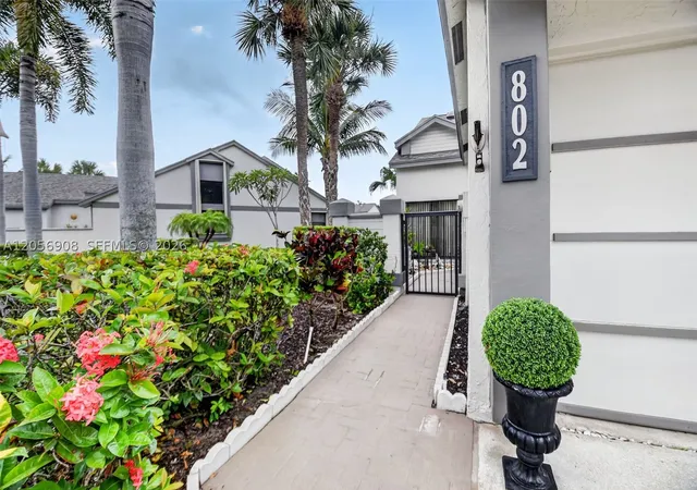 Photo 3 of Townhouse for sale at 802 Landings Blvd, Greenacres, FL 33413 | MLS# A12056908 | Listing updated on 2026-09-24