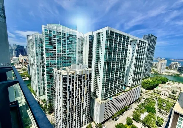 Listing Photo 2 - Condo for sale in Reach Brickell City Centre located at 68 Se 6Th St, Miami, FL 33131 - Unit #2707