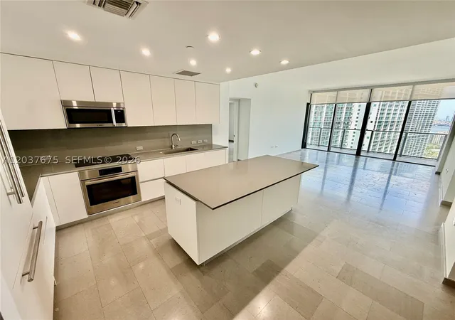 Listing Photo 3 - Condo for sale in Reach Brickell City Centre located at 68 Se 6Th St, Miami, FL 33131 - Unit #2707
