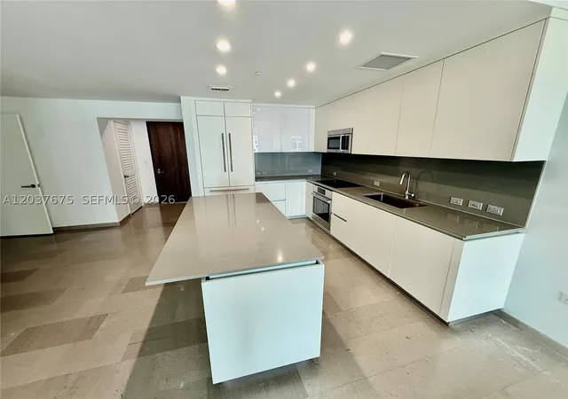 Listing Photo 4 - Condo for sale in Reach Brickell City Centre located at 68 Se 6Th St, Miami, FL 33131 - Unit #2707