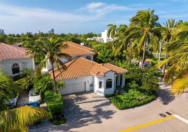 Photo 3 of Single family home for sale at 4027 194Th Trl, Sunny Isles Beach, FL 33160 | MLS# A12059057 | Listing updated on 2026-09-09