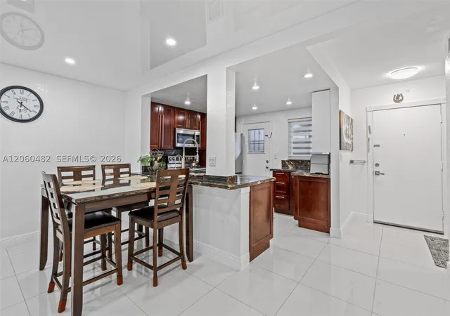 Listing Photo 4 - Condo for sale in building located at 301 Ne 14Th Ave, Hallandale Beach, FL 33009 - Unit #207