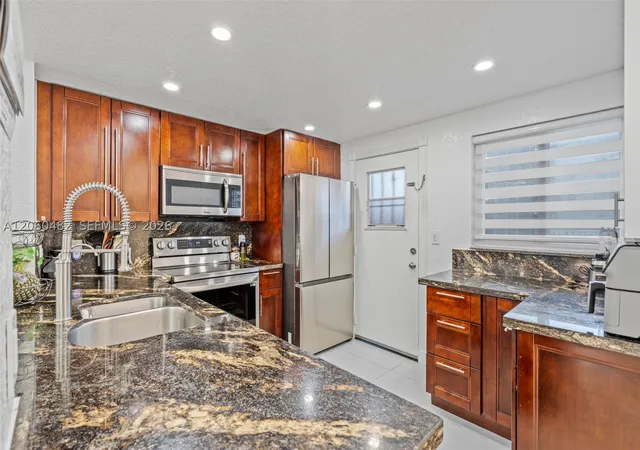 Listing Photo 5 - Condo for sale in building located at 301 Ne 14Th Ave, Hallandale Beach, FL 33009 - Unit #207