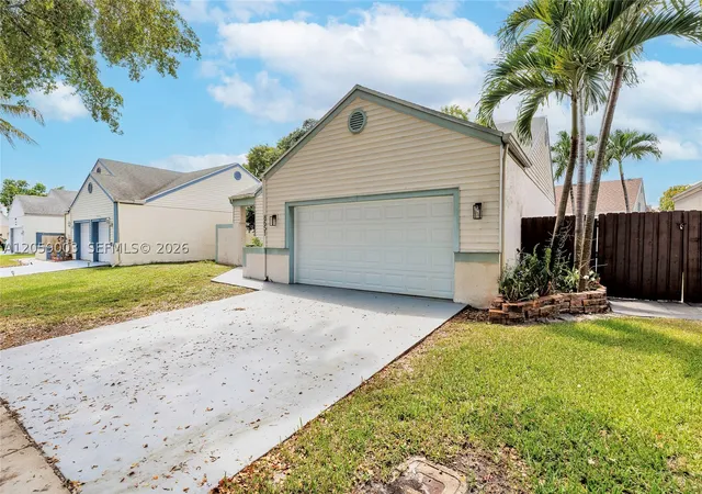 Photo 3 of Single family home for sale at 8651 Sw 12th St, Pembroke Pines, FL 33025 | MLS# A12059003 | Listing updated on 2026-09-11