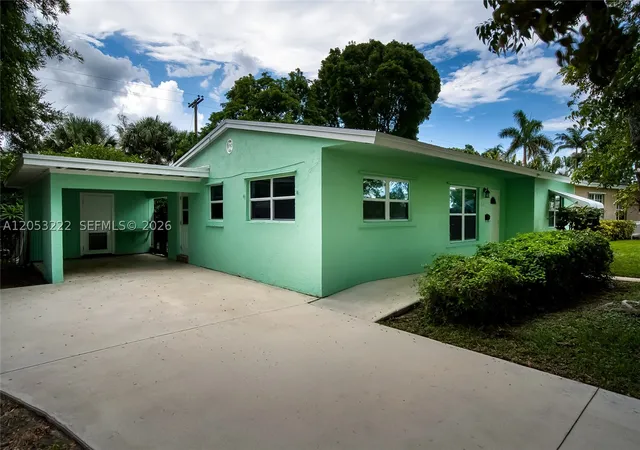 Photo 2 of Sale Pending at 1427 Crest Dr, Lake Worth, FL 33461 | MLS# A12053222 | Listing updated on 2026-09-15