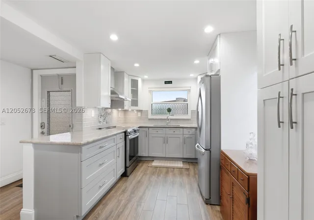 Listing Photo 4 - Condo for sale in building located at 9501 Sunrise Lakes Blvd, Sunrise, FL 33322 - Unit #201