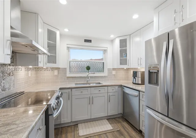 Listing Photo 5 - Condo for sale in building located at 9501 Sunrise Lakes Blvd, Sunrise, FL 33322 - Unit #201