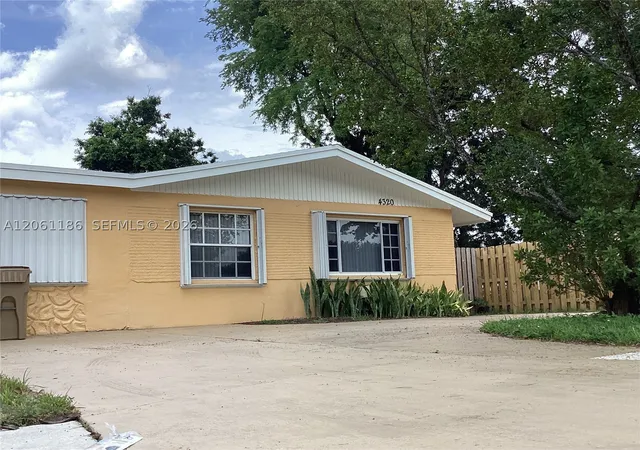 Photo 3 of Single family home for sale at 4320 Sw 56th Ave, Davie, FL 33314 | MLS# A12061186 | Listing updated on 2026-09-12