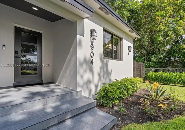 Photo 4 of Single family home for sale at 904 Nw 6Th Ter, Hallandale Beach, FL 33009 | MLS# A12061177 | Listing updated on 2026-10-06