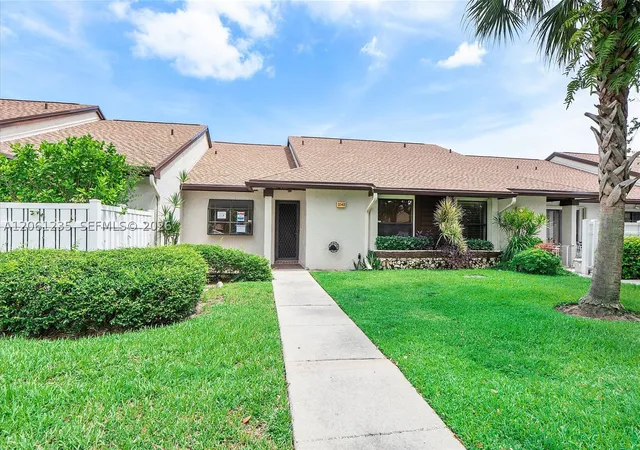 Photo 3 of Townhouse for sale at 3342 Carambola Cir S, Coconut Creek, FL 33066 | MLS# A12061235 | Listing updated on 2026-09-23