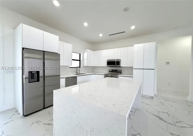 Photo 4 of Sale Pending at 3257 Desoto Blvd S, Naples, FL 34117 | MLS# A12061255 | Listing updated on 2026-09-23